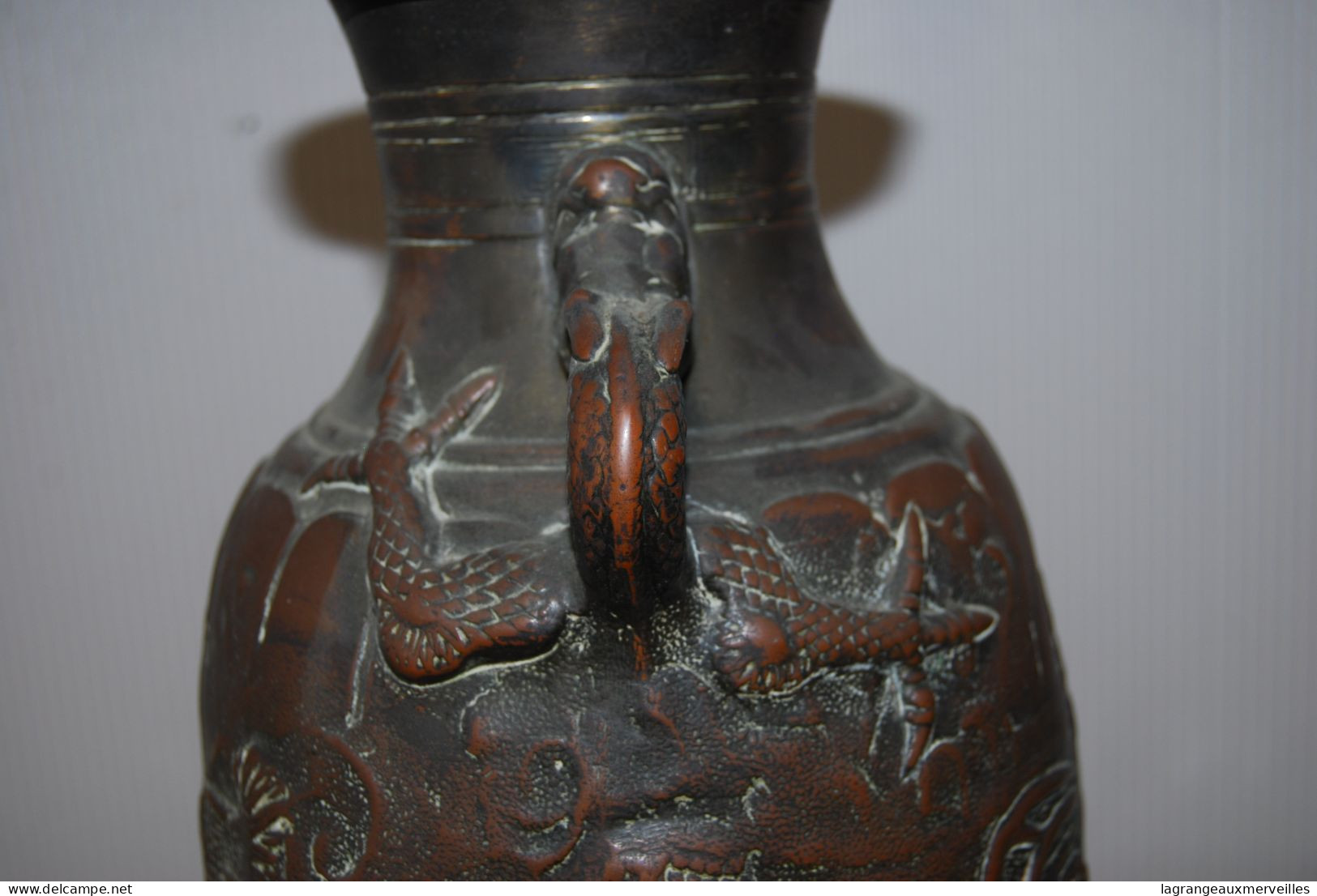 E2 Authentique vase en cuivre travaillé - repoussé - xixi ème - art oriental - Japonnais a determiner - asia