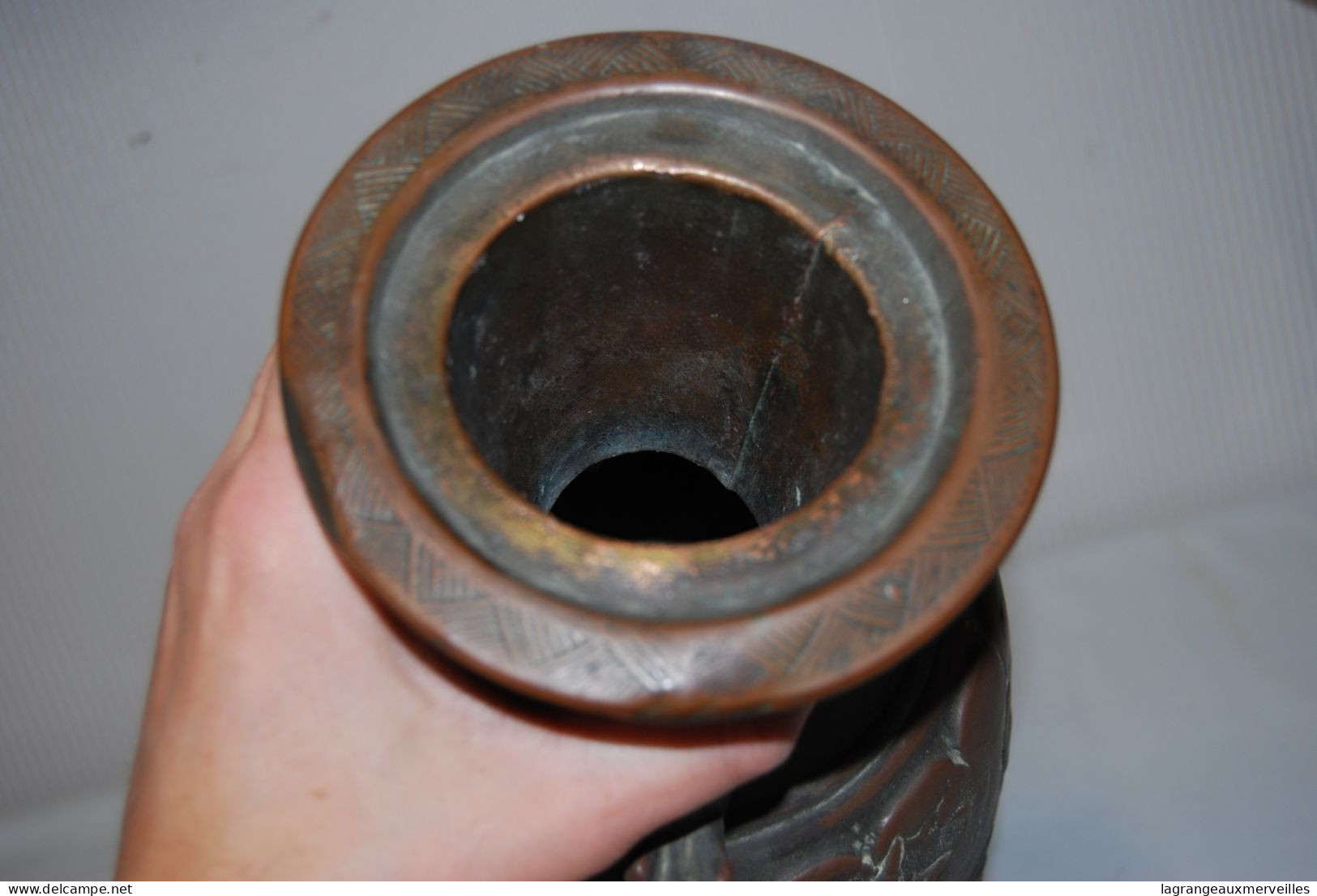 E2 Authentique vase en cuivre travaillé - repoussé - xixi ème - art oriental - Japonnais a determiner - asia