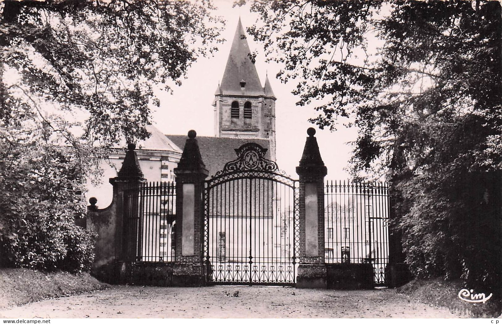 Longny Au Perche - L'Eglise Vue De L'Allée Principale Du Chateau -  CPSM °J - Longny Au Perche
