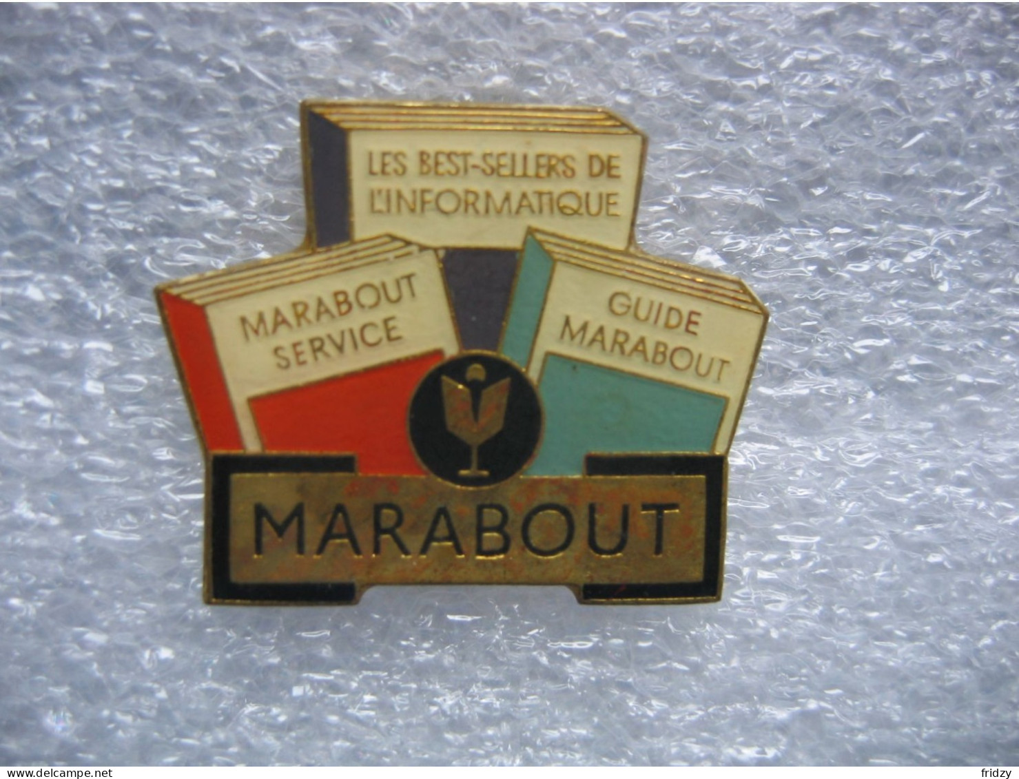 Pin's Du Logiciel Informatique "Marabout". Les Best Sellers De L'informatique. Marabout Service - Guide Marabout - Informatica