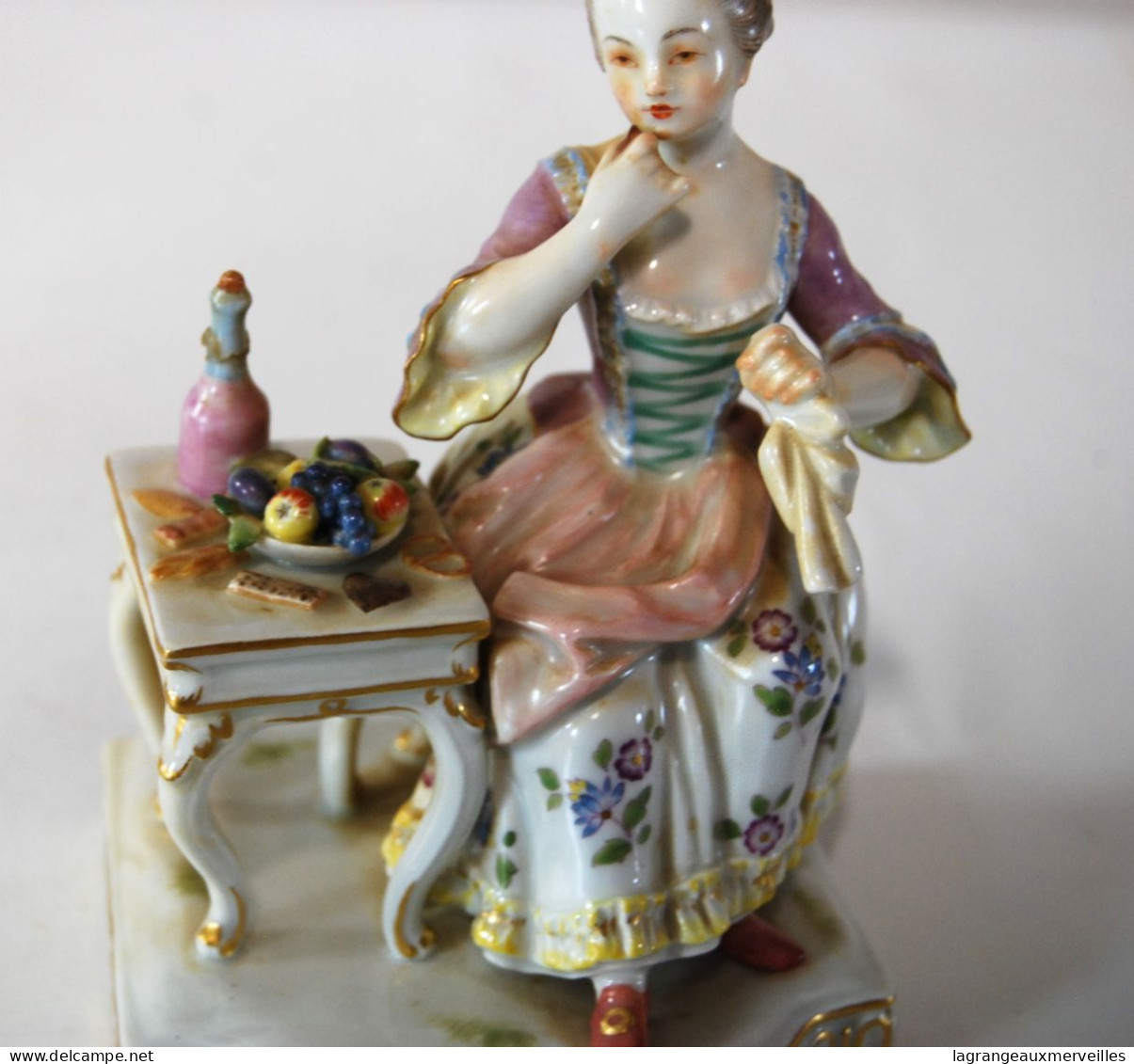 E2 Magnifique Sujet En Porcelaine De Meissen - Poinçon épées Croisées - Femme Aux Fruits - Finesse Du Travail - Meissen (DEU)