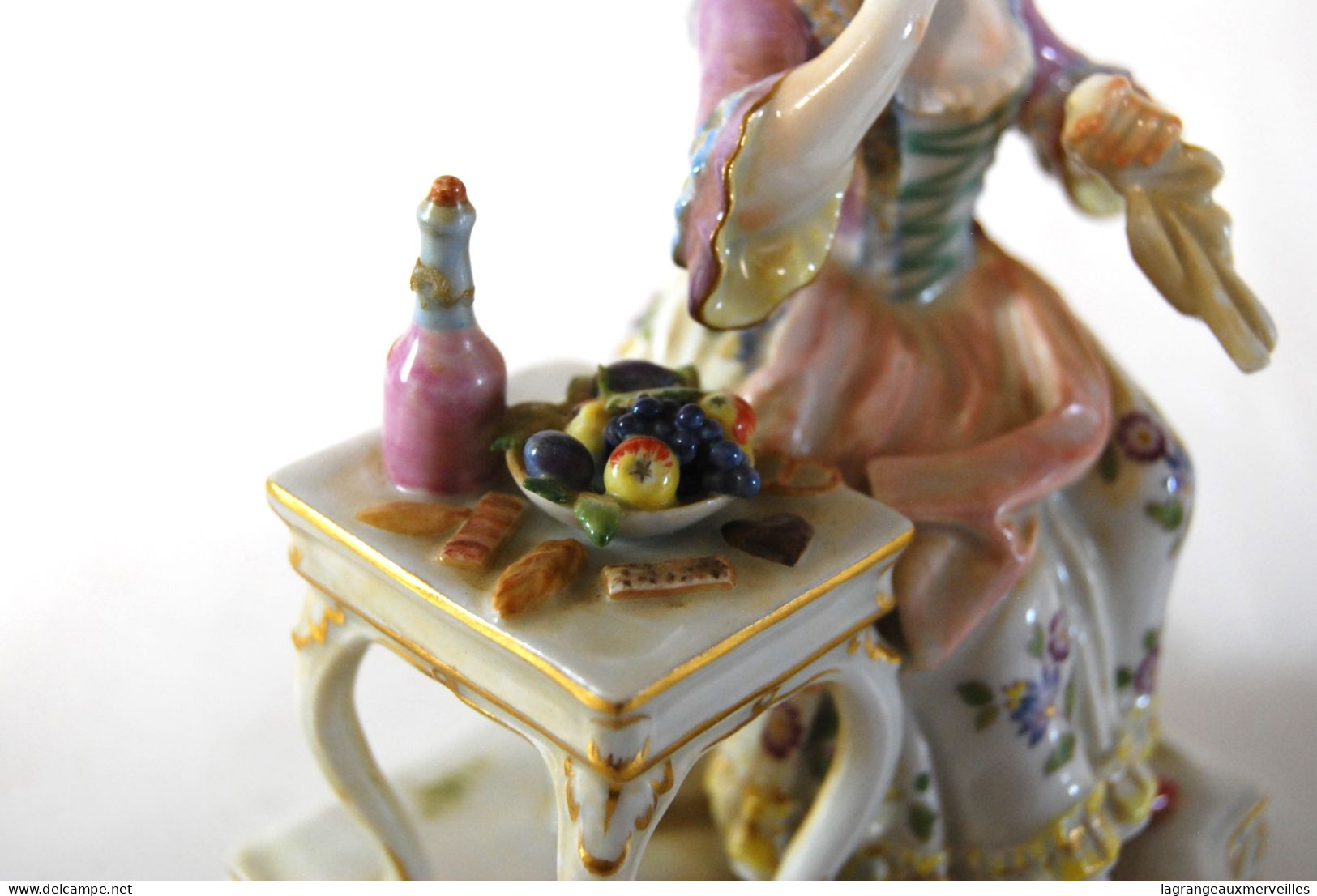 E2 Magnifique sujet en porcelaine de Meissen - Poinçon épées croisées - Femme aux fruits - Finesse du travail