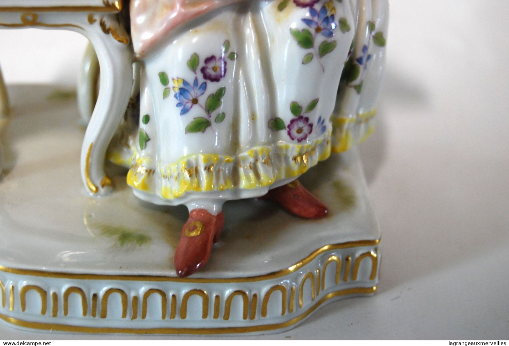 E2 Magnifique sujet en porcelaine de Meissen - Poinçon épées croisées - Femme aux fruits - Finesse du travail