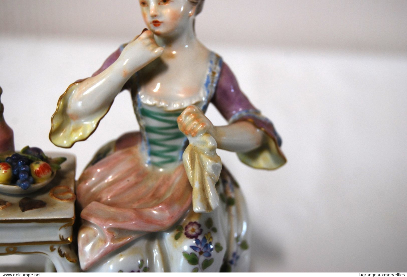 E2 Magnifique sujet en porcelaine de Meissen - Poinçon épées croisées - Femme aux fruits - Finesse du travail