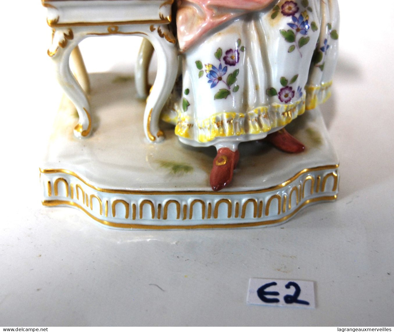 E2 Magnifique sujet en porcelaine de Meissen - Poinçon épées croisées - Femme aux fruits - Finesse du travail