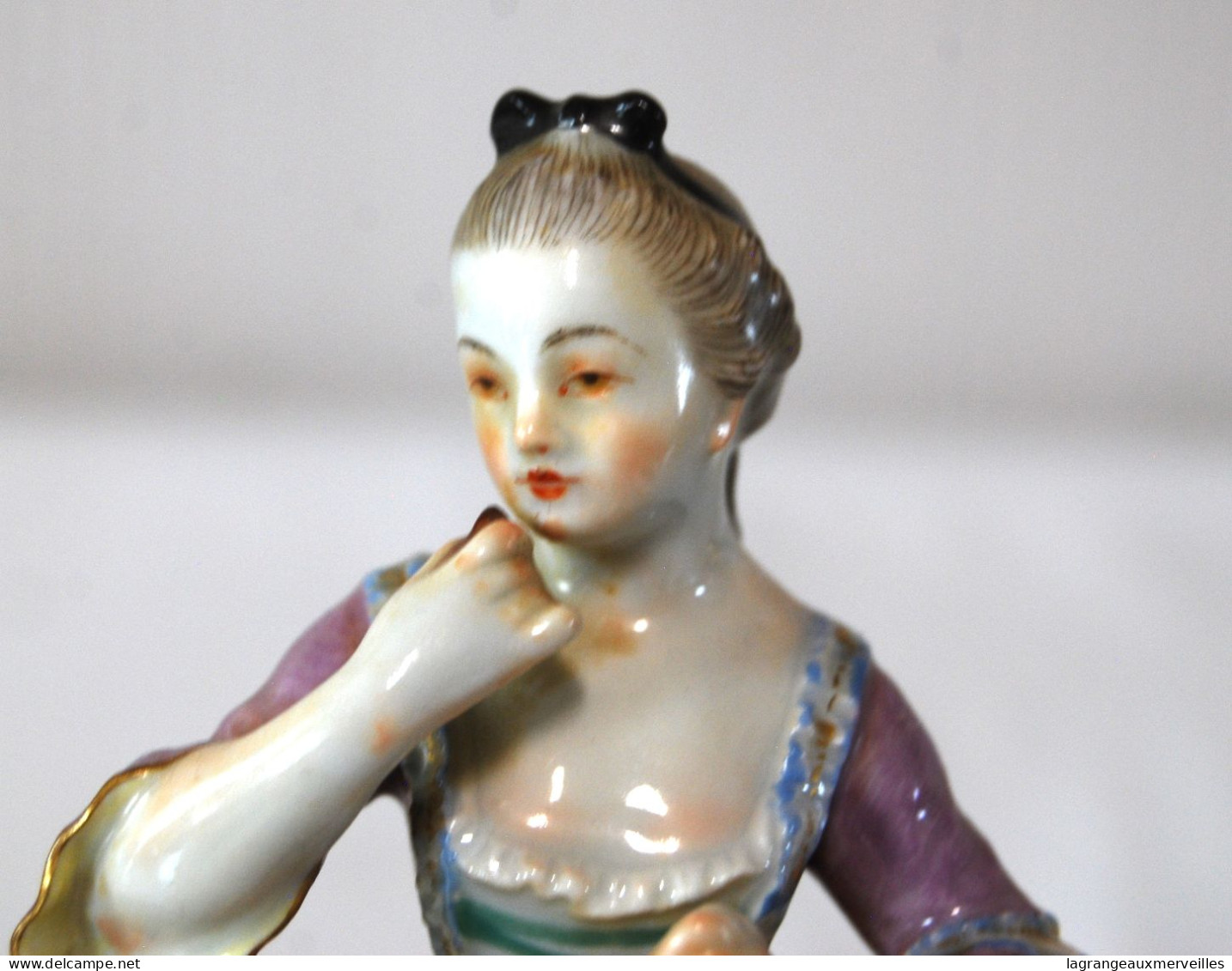 E2 Magnifique sujet en porcelaine de Meissen - Poinçon épées croisées - Femme aux fruits - Finesse du travail