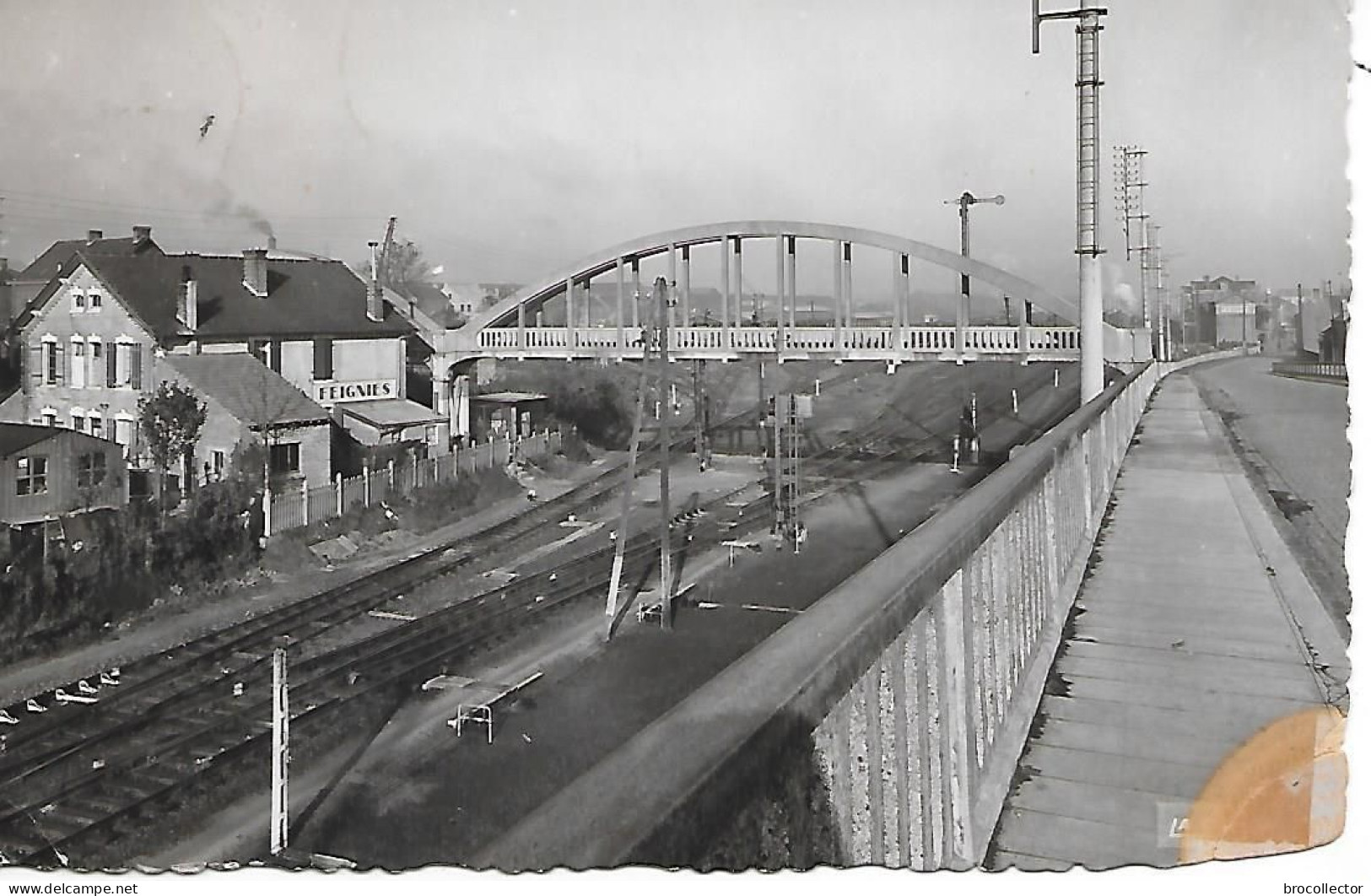 FEIGNIES ( 59 ) - La Passerele ( C.P.S.M. , Pt - Ft ) Dans L'état - Stations - Zonder Treinen