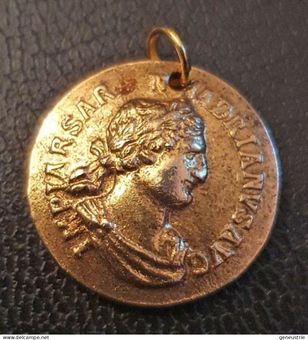 Curiosité ! Réplique D'un Aureus D'Hadrien Monté En Pendentif - Etain Doré - Pendants