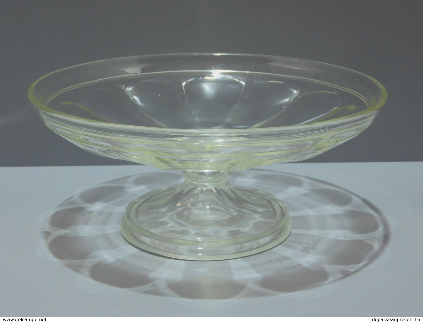 -ANCIENNE COUPE SUR PIED COMPOTIER COUPE A FRUITS En VERRE CENTRE Forme FLEUR   E - Andere & Zonder Classificatie