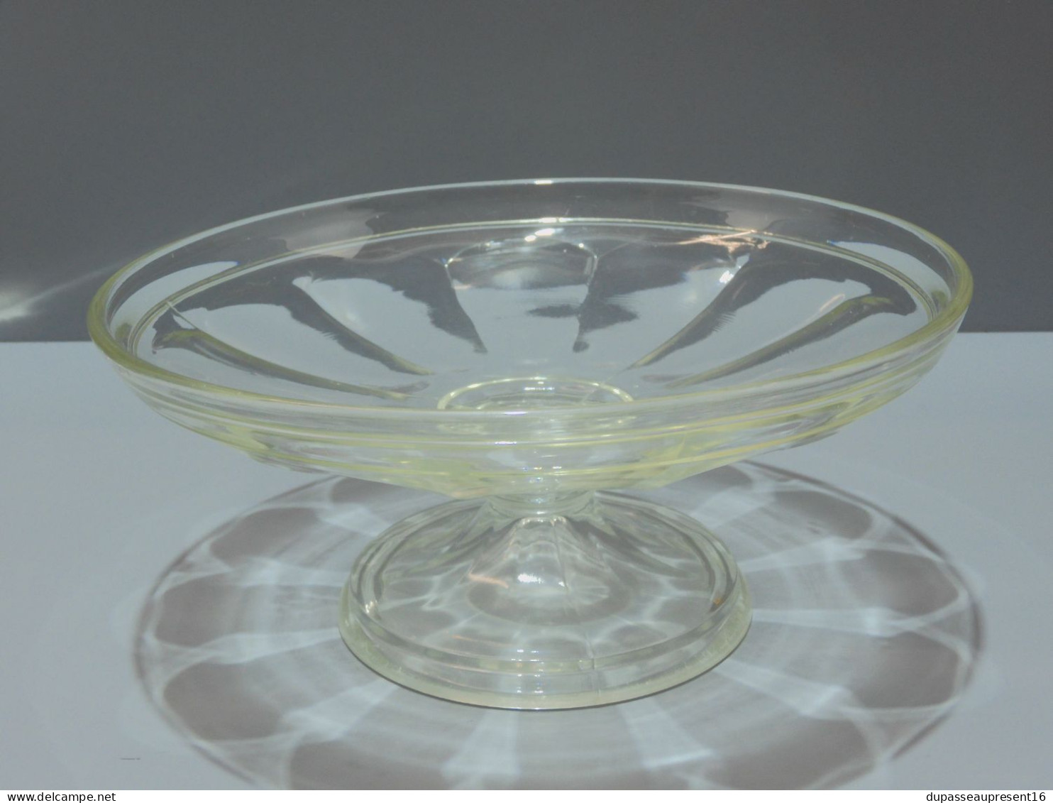 -ANCIENNE COUPE SUR PIED COMPOTIER COUPE A FRUITS en VERRE CENTRE Forme FLEUR   E