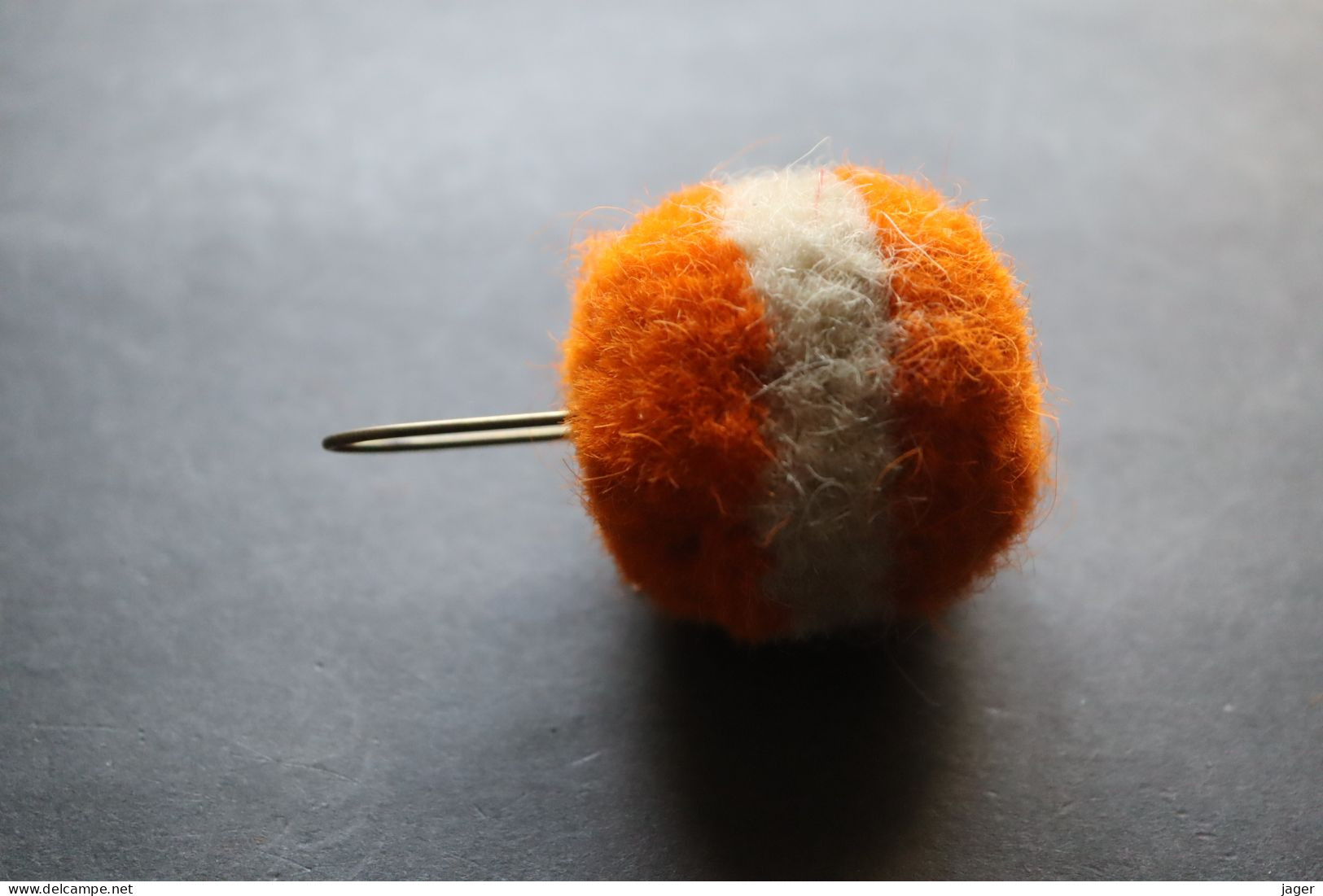 Pompon Ancien Dit Boule  Orange Et Blanc  époque XIX° Second Empire - Helme & Hauben