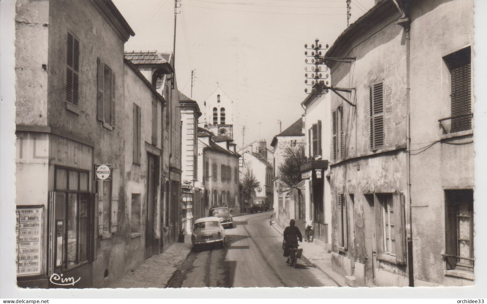 CPSM Verneuil-sur-Seine - La Grande Rue Et L'église (avec Voitures Années 50/60 : Simca Aronde, Camionnette Peugeot...) - Verneuil Sur Seine