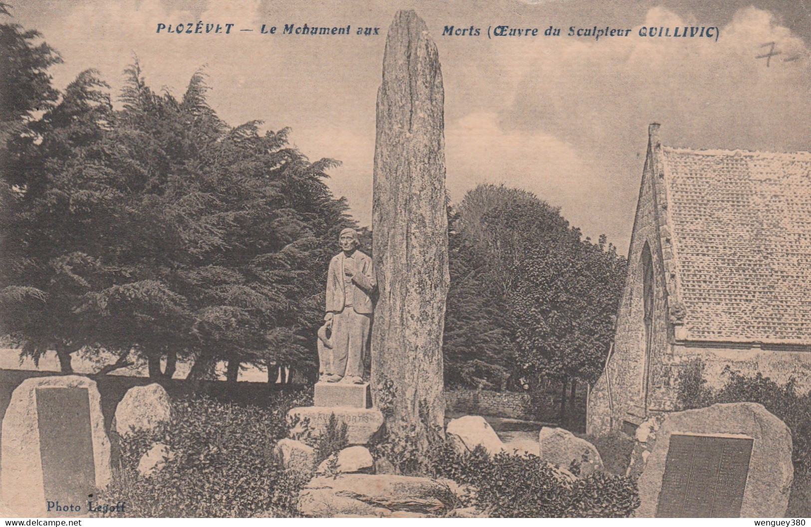 29 PLOZEVET   -Le Monument Aux Morts (oeuvre Du Sculpteur QUILLIVIC).  TB PLAN  Env. 1920.  RARE - Plozevet