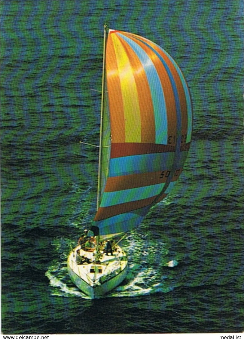 CPM..83..VOILIER CLASSE II I.O.R SOUS SPINNAKER..TAMPON FREJUS - Voile