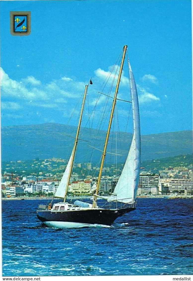 CPM..06..CANNES..VOILIER DANS LA BAIE DE CANNES.. - Sailing