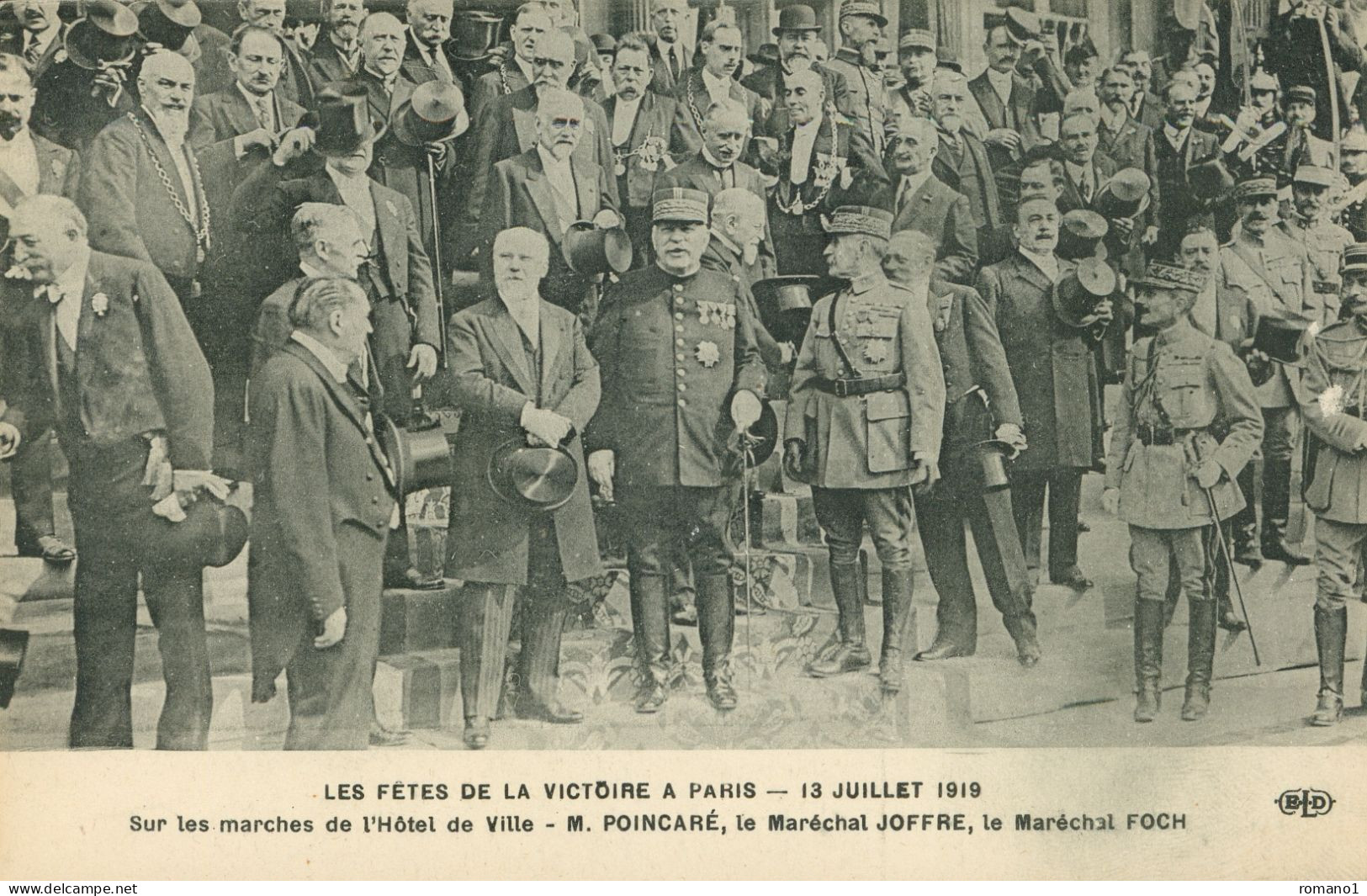 66)   Les Fêtes De La Victoire à Paris 13 Juillet 1919 Sur Les Marches De L' Hôtel De Ville Poincaré Le Maréchal Joffre - Rivesaltes