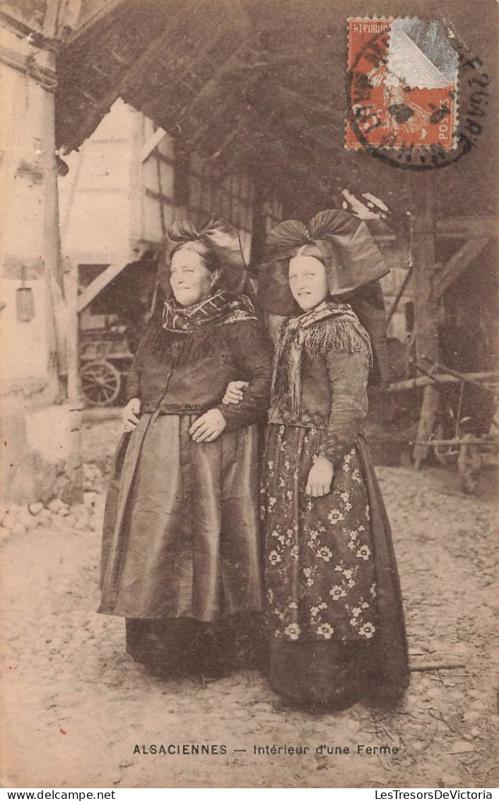 FOLKLORE - Costumes - Alsaciennes - Intérieur D'une Ferme - Carte Postale Ancienne - Costumes