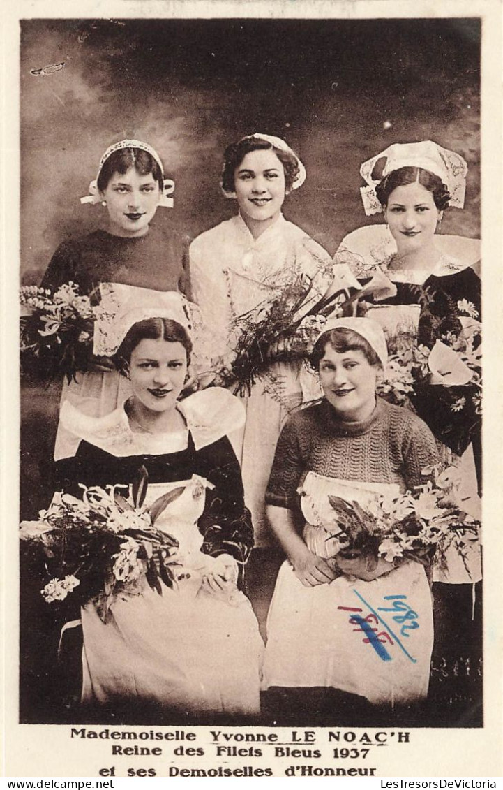 FOLKLORE - Mlle Yvonne Le Noac'h - Reine Des Filets Bleus 1937 Et Ses Demoiselle D'Honneur - Carte Postale Ancienne - Costumes