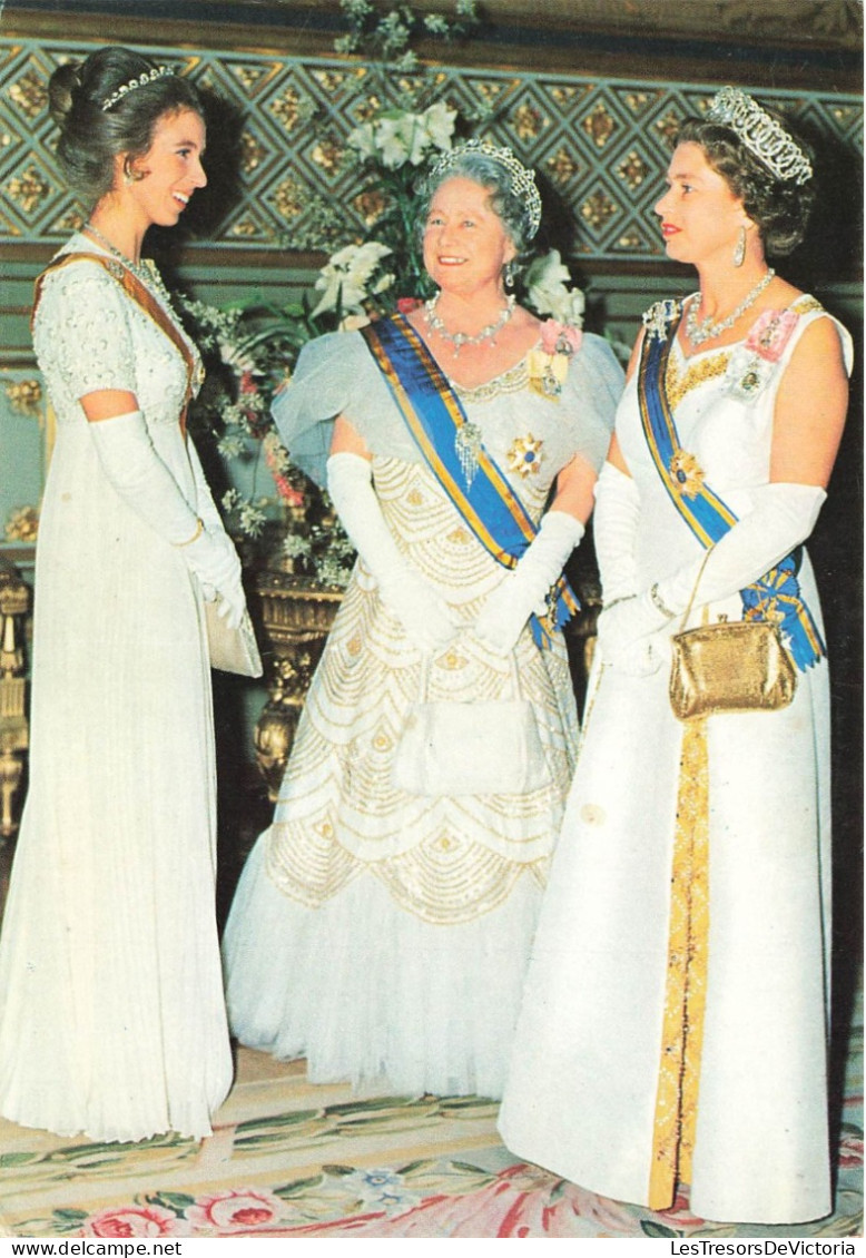 FAMILLE ROYALE - Her Majesty Queen Elizabeth II And The Queen Mother And The Princess Anne - Carte Postale - Königshäuser