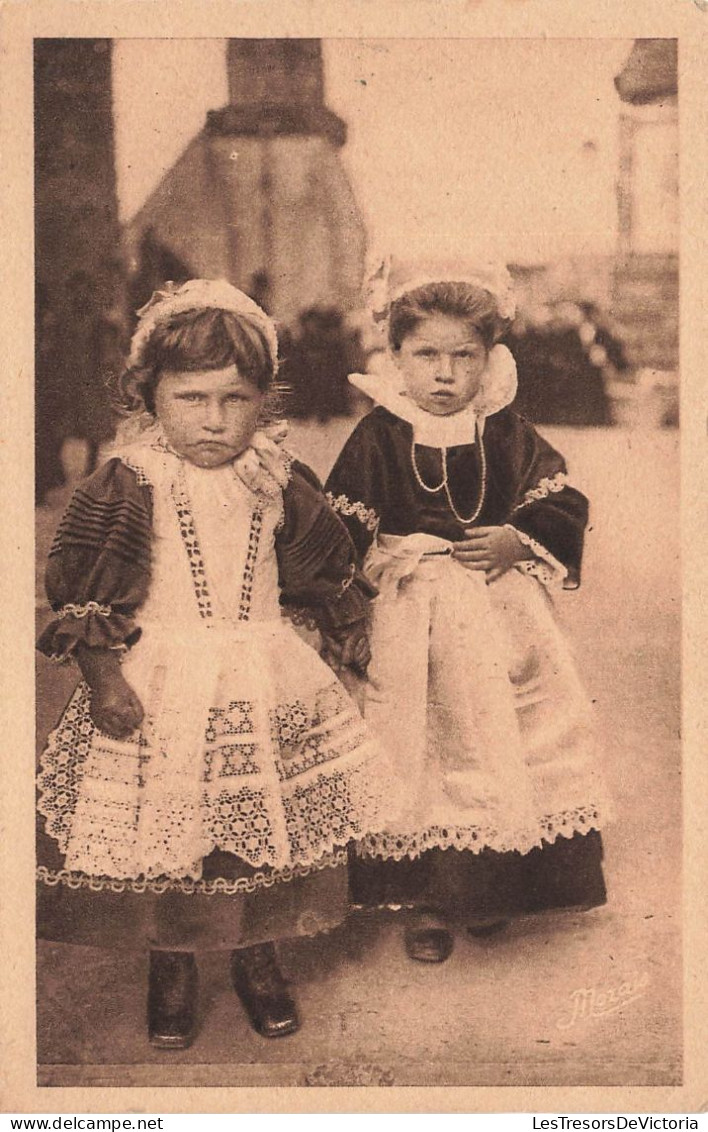 FOLKLORE - Petites Filles - La Bretagne Vous Salue - Carte Postale Ancienne - Costumes