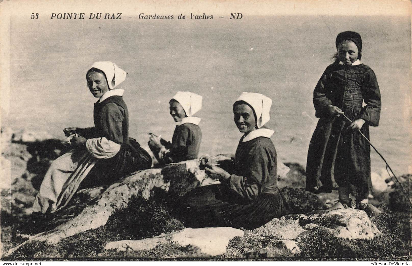 FOLKLORE - Costumes - Pointe Du Raz - Gardeuses De Vaches - Carte Postale Ancienne - Costumes