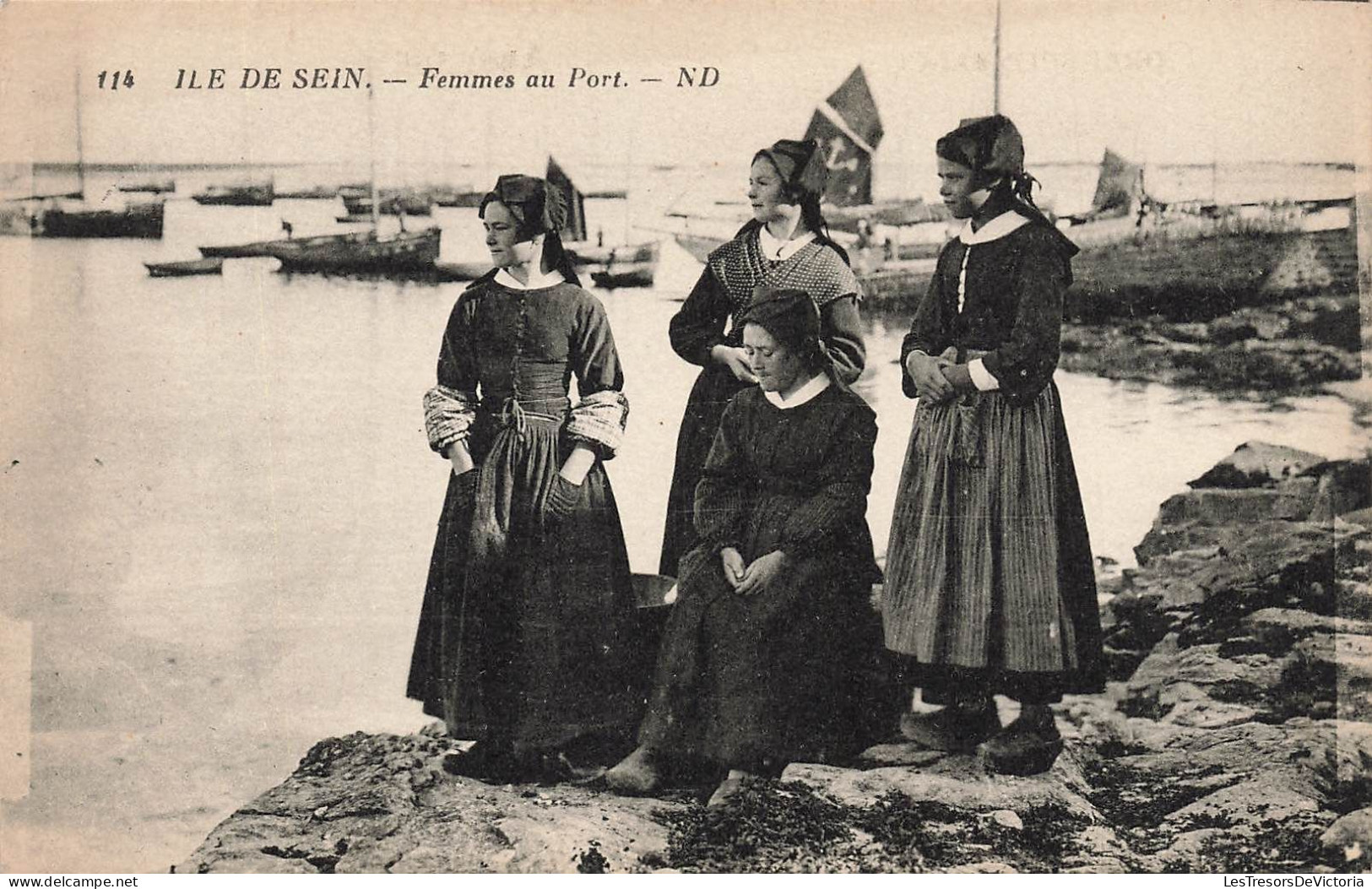 FOLKLORE - Costumes - Île De Sein - Femmes Au Port - Carte Postale Ancienne - Costumes