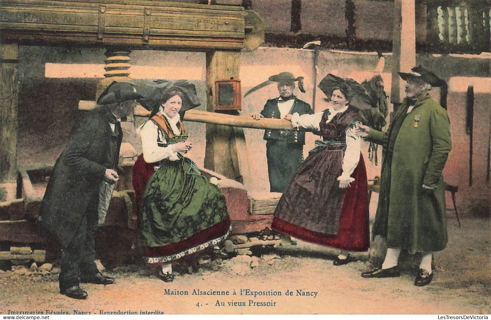 FOLKLORE - Costumes - Maison Alsacienne à L'exposition De Nancy - Au Vieux Pressoir - Carte Postale Ancienne - Costumes