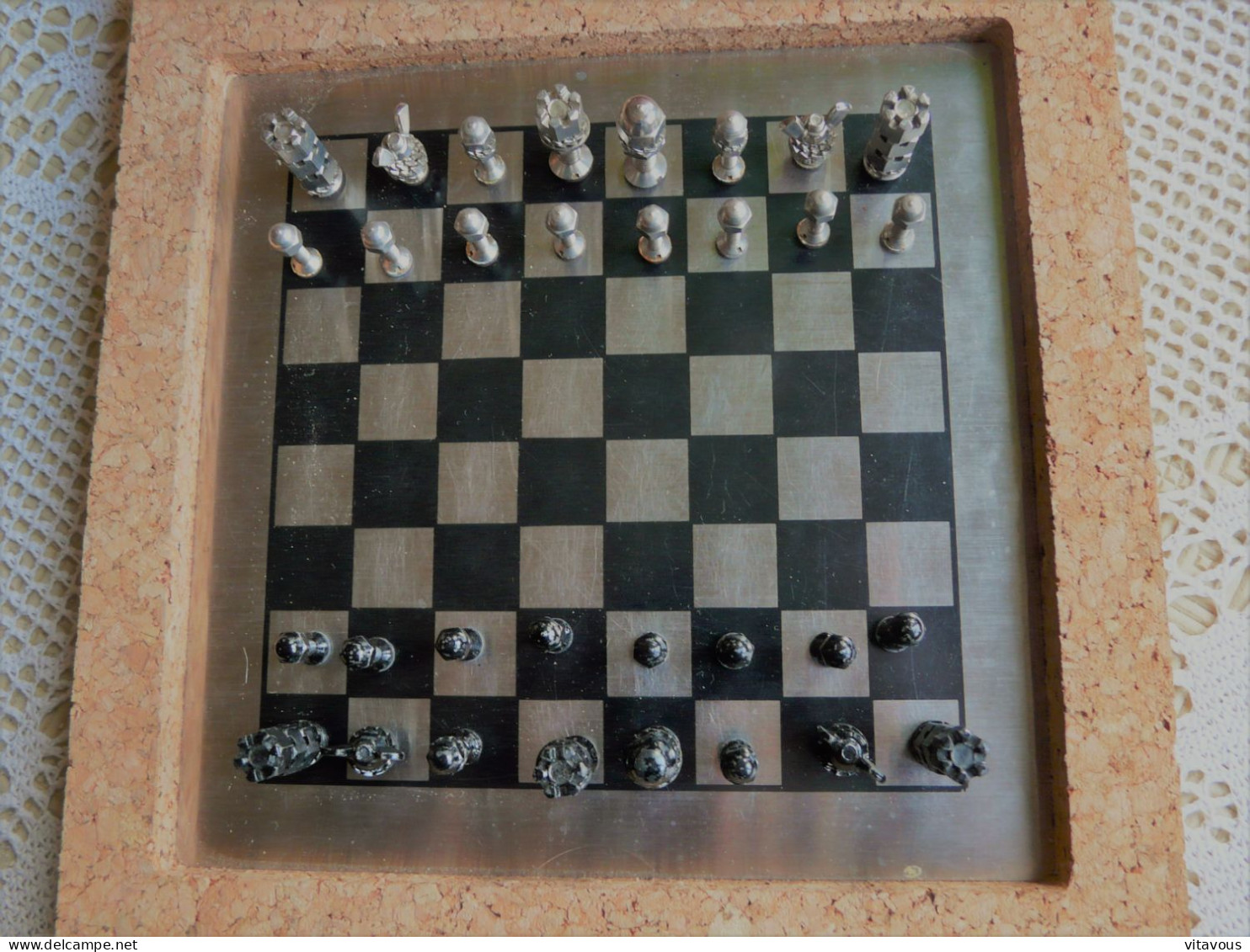 Rare Jeu D'échecs Unique En Métal Collector - Autres & Non Classés