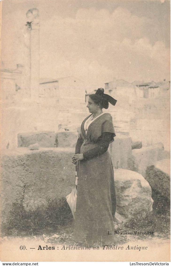 FOLKLORE - Costumes - Arlésienne Au Théâtre Antique - Carte Postale Ancienne - Costumes