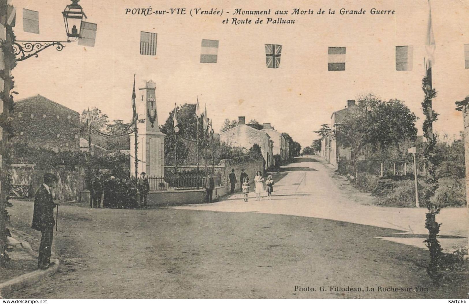 Le Poiré Sur Vie * Guirlande De Drapeaux , Fête ? * Route De Palluau Et Monument Aux Morts * Villageois - Poiré-sur-Vie