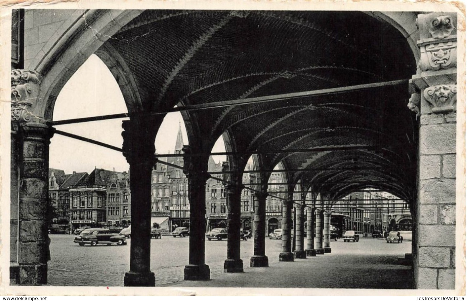 BELGIQUE - Ypres - Vue Sur La Grand'Place Avec Colonnade Des Halles - Carte Postale - Ieper