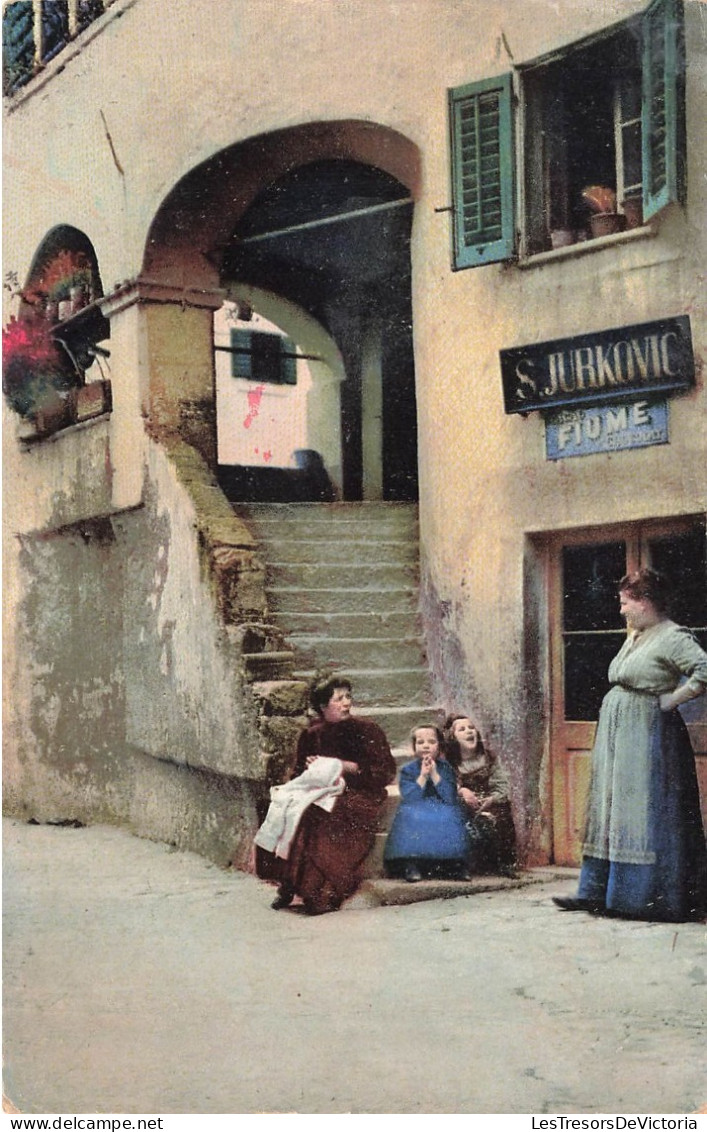 FANTAISIE - Femmes - S Jurkovic - Fiume - Ruelle - Femme Cousant Un Linge - Carte Postale Ancienne - Frauen