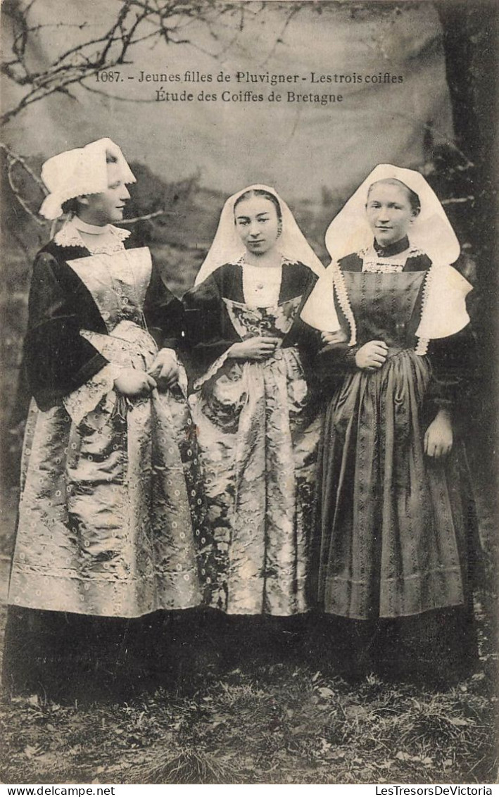 FOLKLORE - Costumes - Jeunes Filles De Pluvigner - Les Trois Coiffes - Etudes Des Coiffes - Carte Postale Ancienne - Costumes