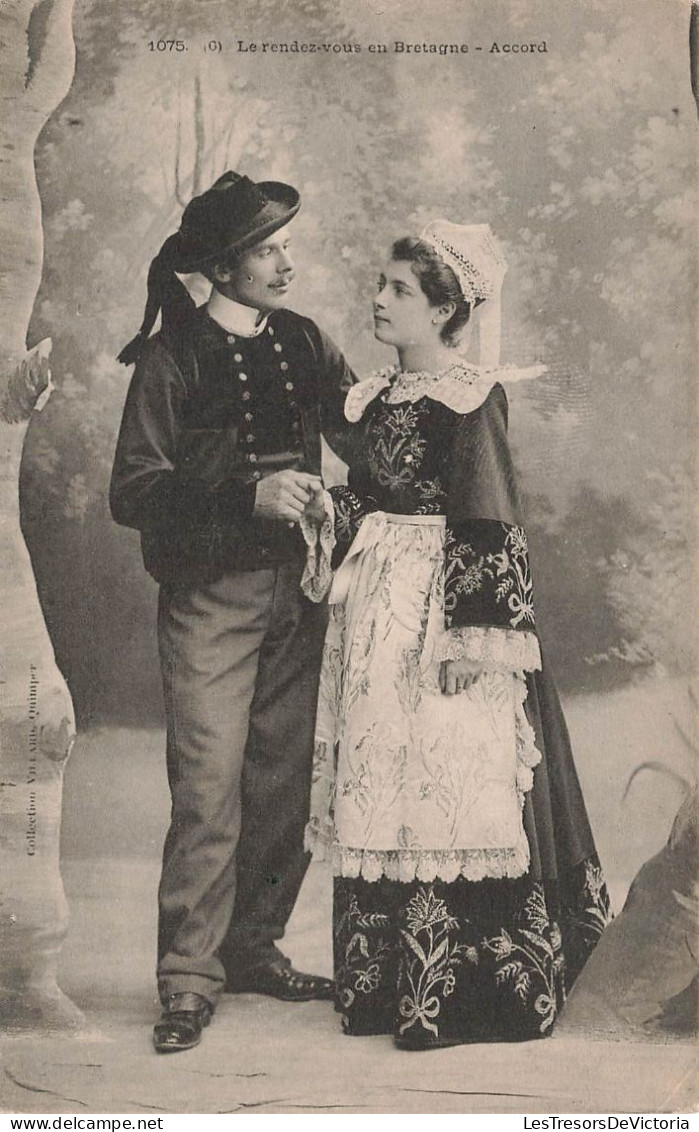 FOLKLORE - Costumes - Le Rendez-vous En Bretagne - Accord - Couple - Carte Postale Ancienne - Costumes