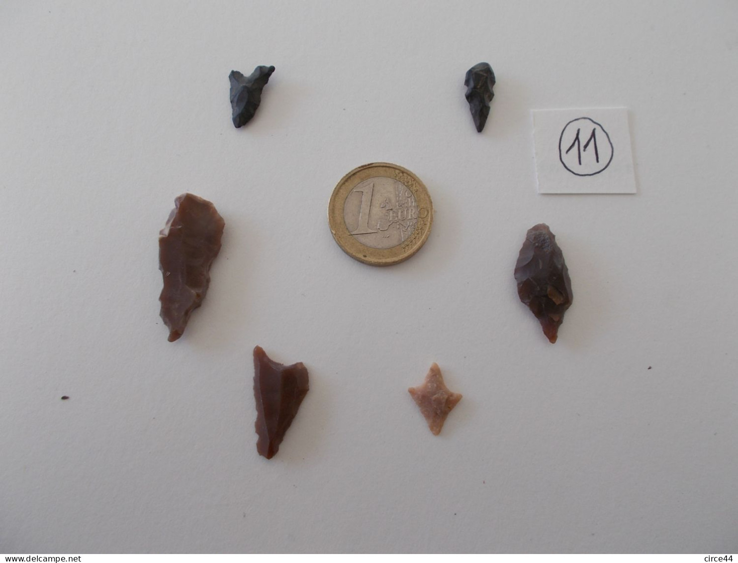 PREHISTOIRE.LOT DE POINTES DE FLECHES FINEMENT TAILLEES.SAHARA. - Fossilien