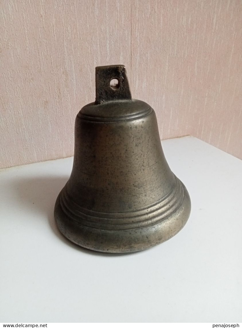 Cloche Du XIXème En Bronze Hauteur 13,5 Cm Diamètre 12 Cm - Glocken