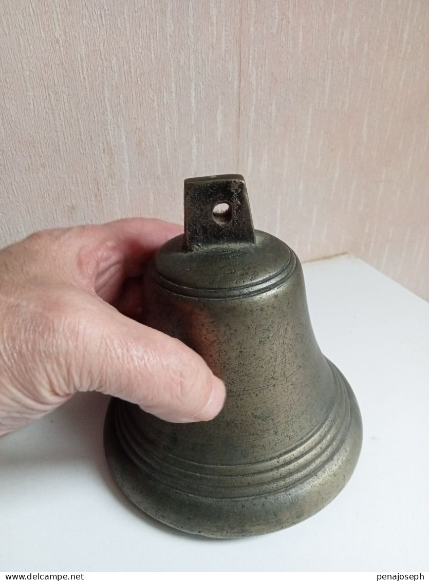 Cloche Du XIXème En Bronze Hauteur 13,5 Cm Diamètre 12 Cm - Bells