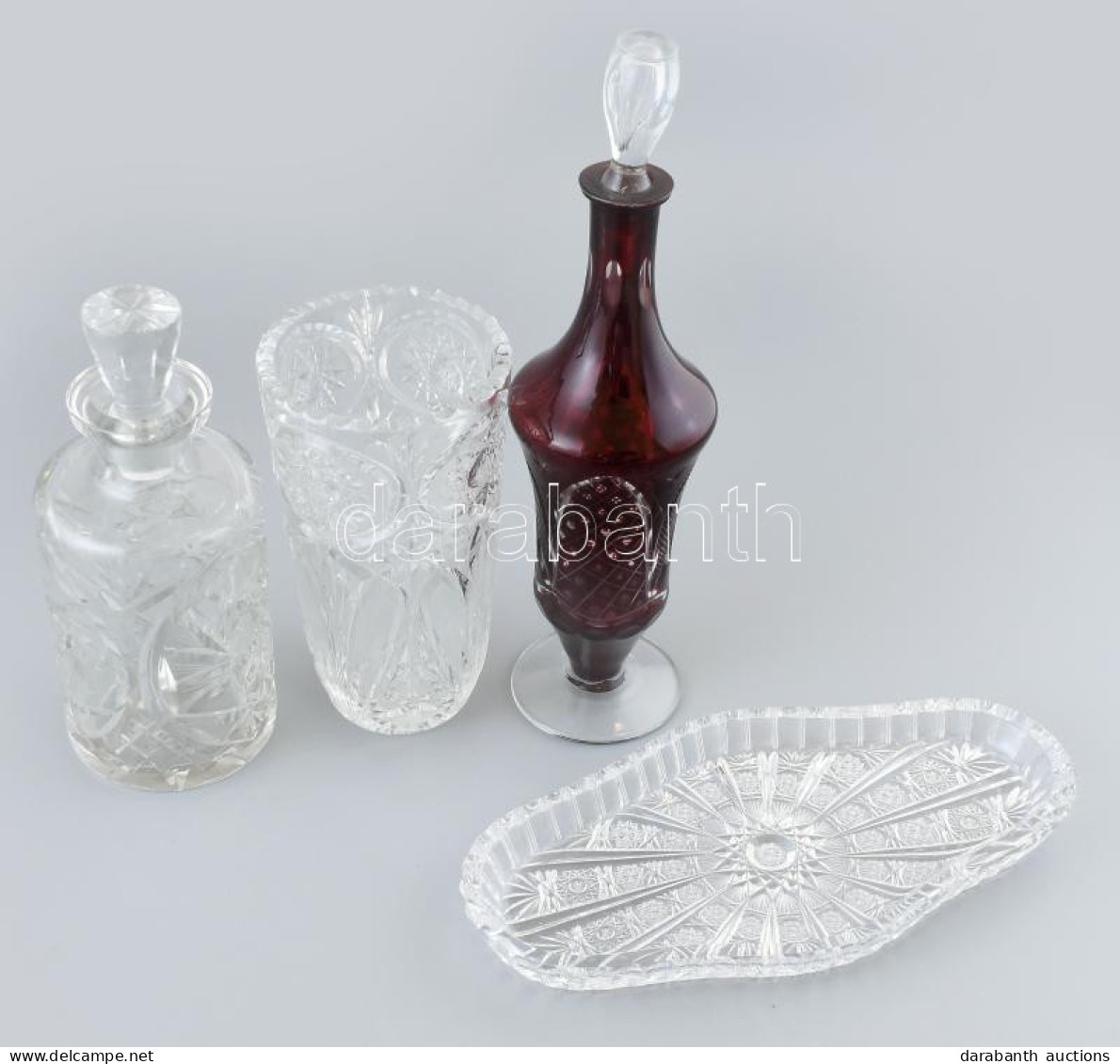 4 Darabos Kristály Tétel, Likőrös Palack, Tálca, Váza, Vegyes Méretben, Tálcán Apró Lepattanás. - Glass & Crystal