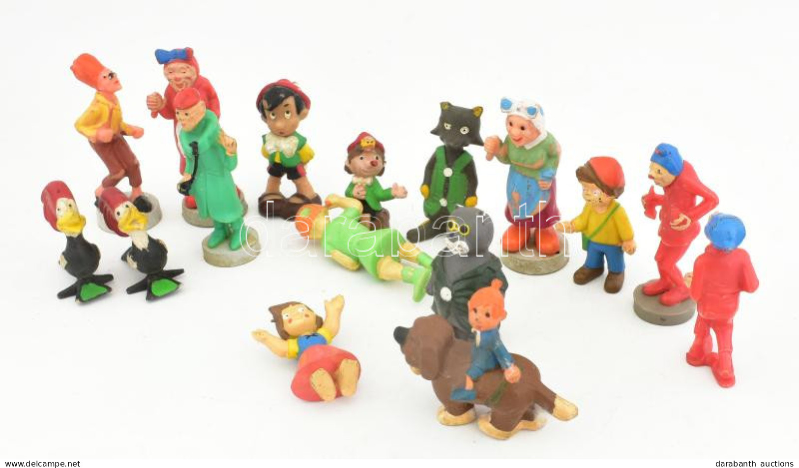 16 Db Régi Gumi és Bakelit Mesefigura, Közte Jelzett Walt Disney, Kopással, M: 4-8 Cm - Autres & Non Classés