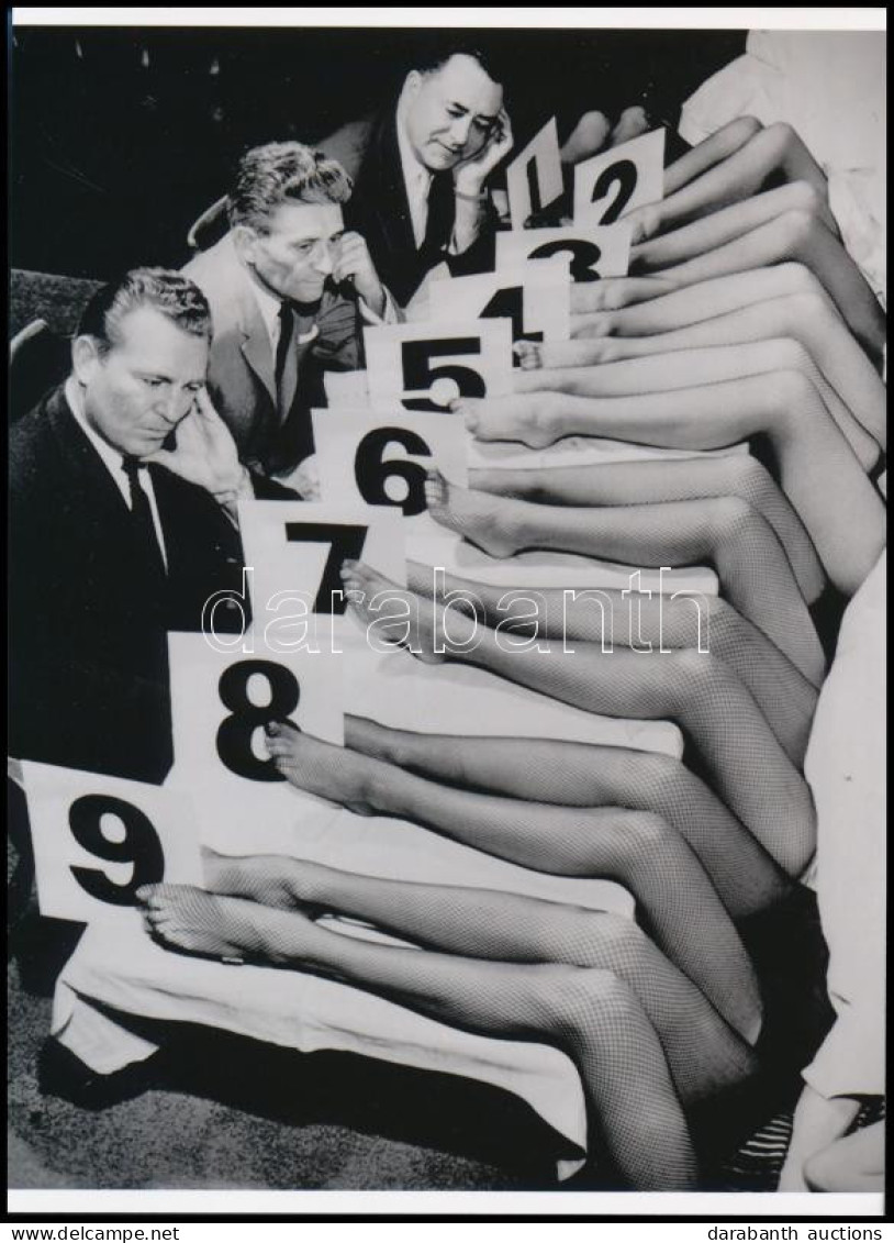 Cca 1955 Női Lábak Szépségversenye, 1 Db Modern Nagyítás, Jelzés Nélkül, 21x15 Cm - Autres & Non Classés