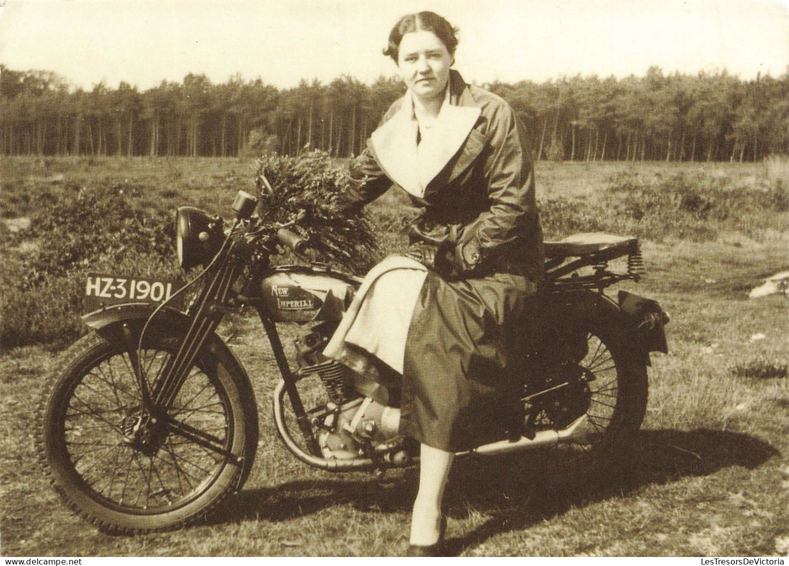 FANTAISIE - Femme - Une Femme Sur Une Moto - New Imperial - HZ 31901 - Carte Postale - Women