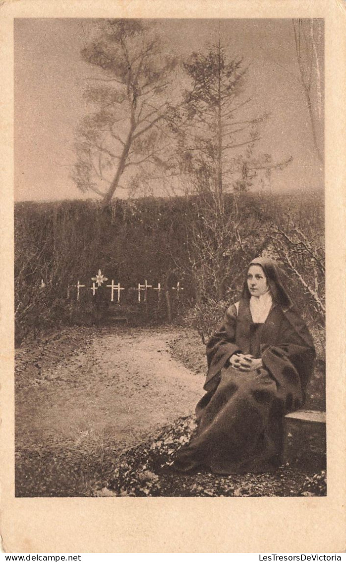 RELIGION - Sainte - Sainte Thérèse De L'enfant Jésus Assise Dans Le Jardin Carmel - Carte Postale Ancienne - Santi