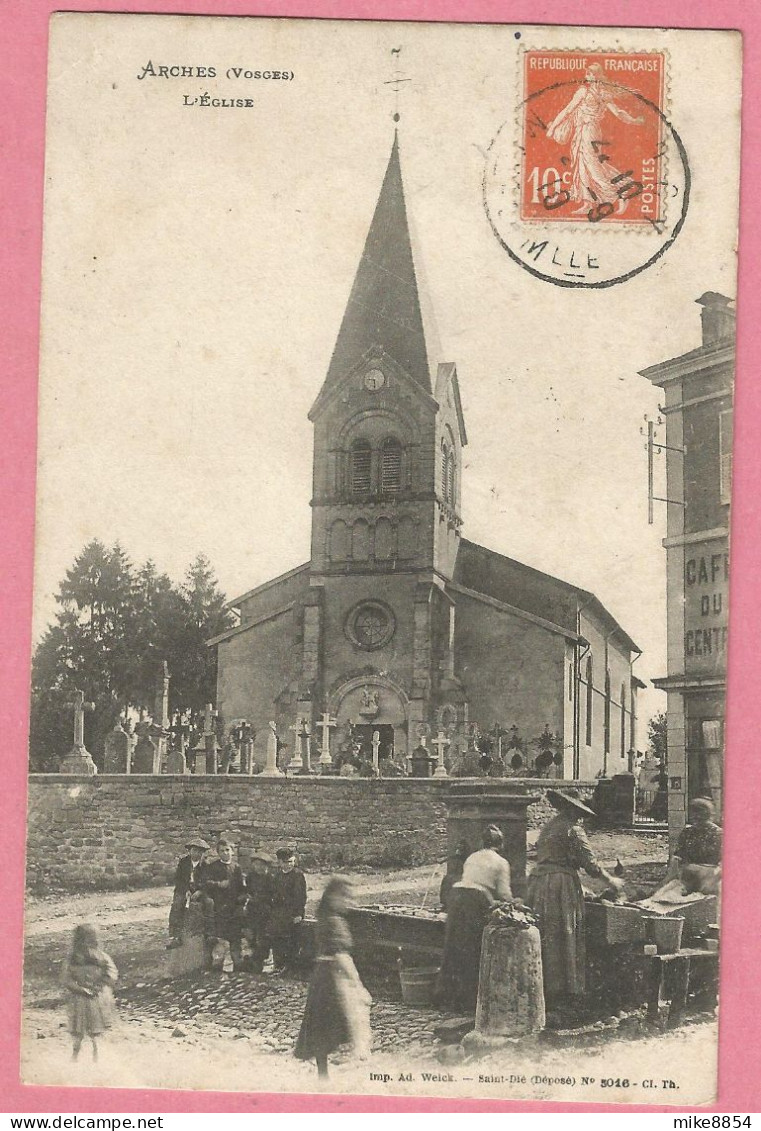 SAS1092  CPA  ARCHES (Vosges)   L'Eglise - Femmes Lavant Le Linge à La Fontaine - Enfants  ++ - Arches