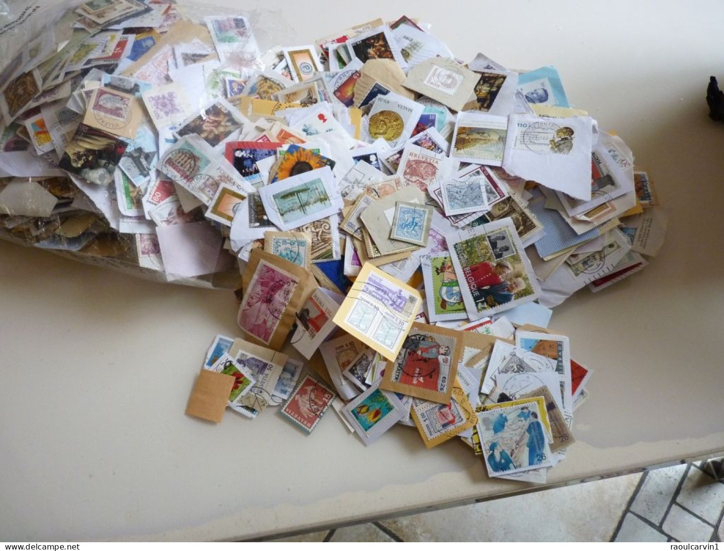 GROS VRAC DE TIMBRES   environ 4500  VOIR TOUTES LES PHOTOS