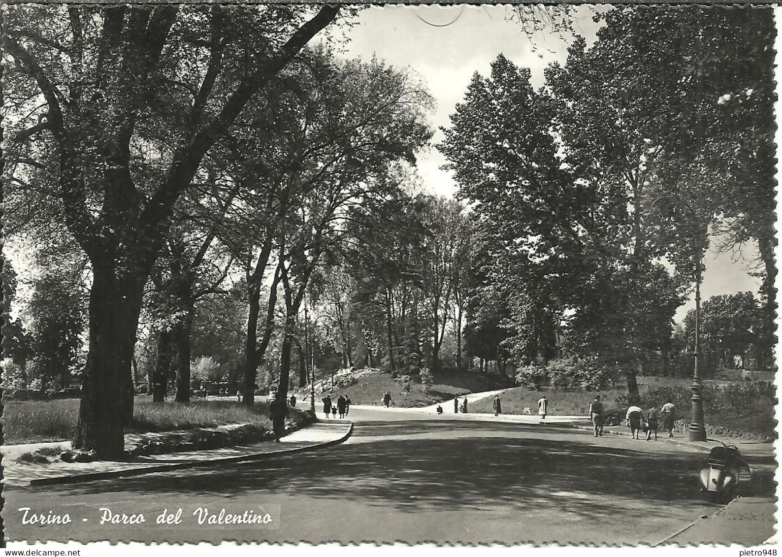 Torino (Piemonte) Parco Del Valentino, Giardini, Jardins, Gardens, Moto D'Epoca, Vespa, Scooter - Parks & Gärten