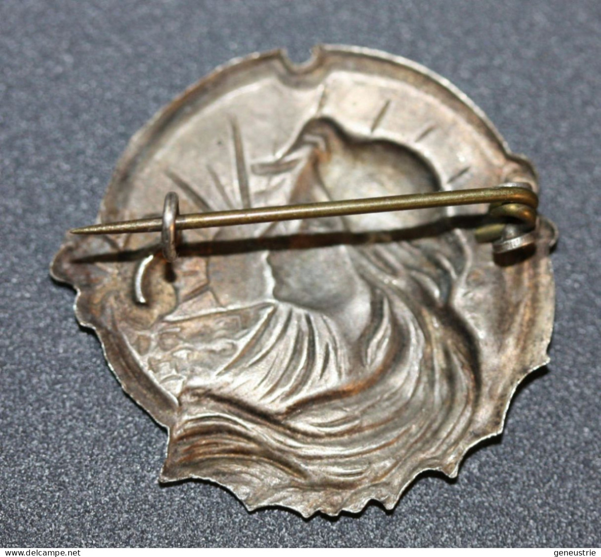 Belle Broche Porte Bonheur Style Art Nouveau Vers 1900 "Jeune Femme Soleil Levant Et Trèfle" - Brooches