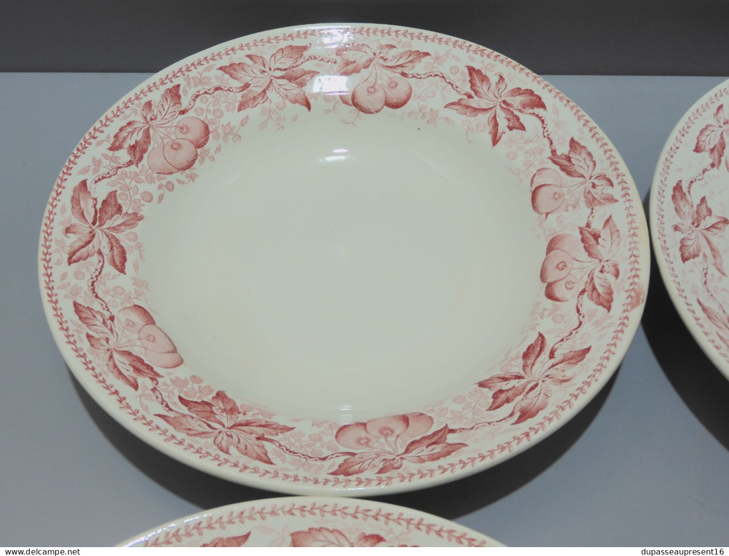 -4 ASSIETTES DEMI CREUSES DEMI PORCELAINE BADONVILLER Modèle CERISES Table   E - Badonviller (FRA)