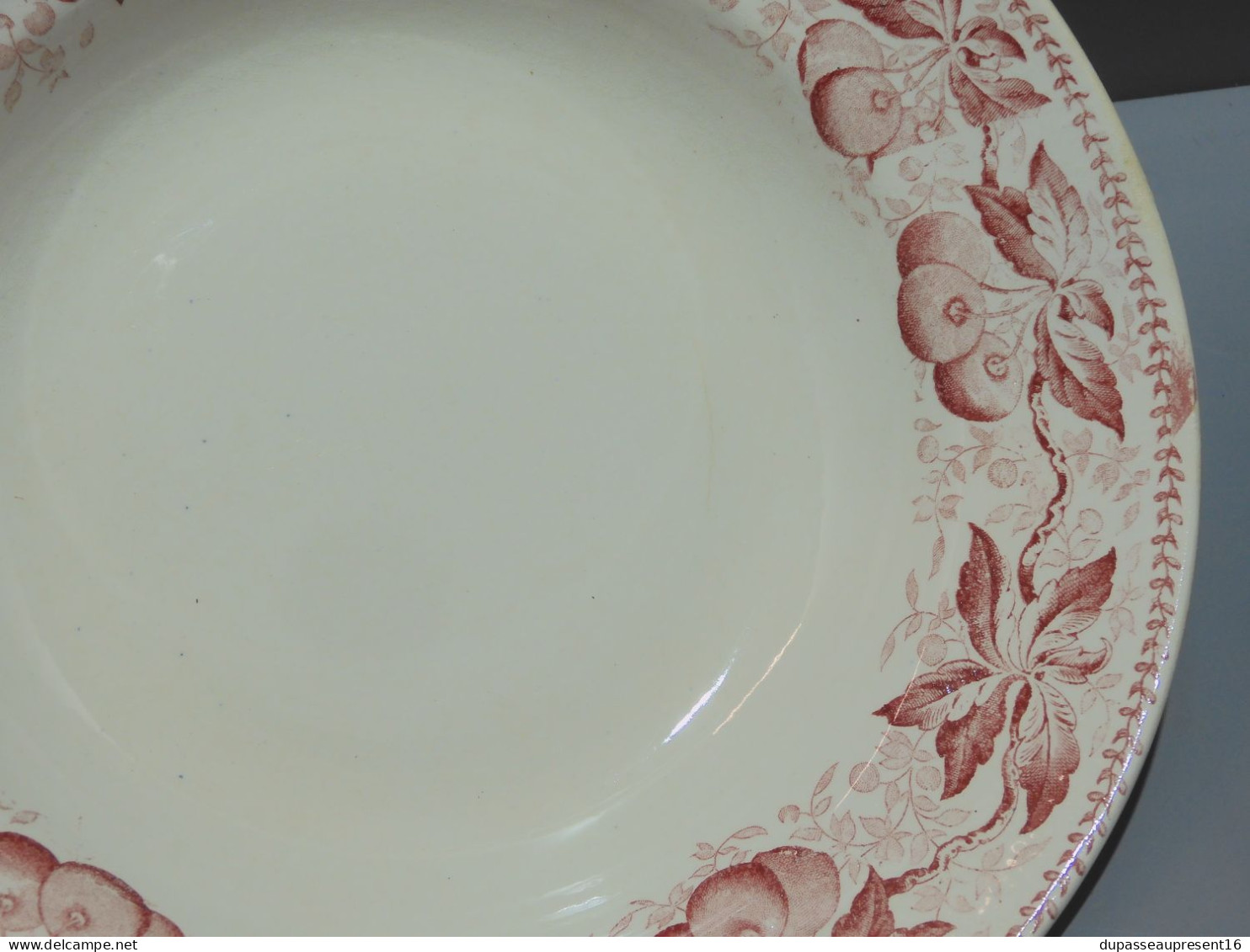 -4 ASSIETTES DEMI CREUSES DEMI PORCELAINE BADONVILLER Modèle CERISES Table   E - Badonviller (FRA)