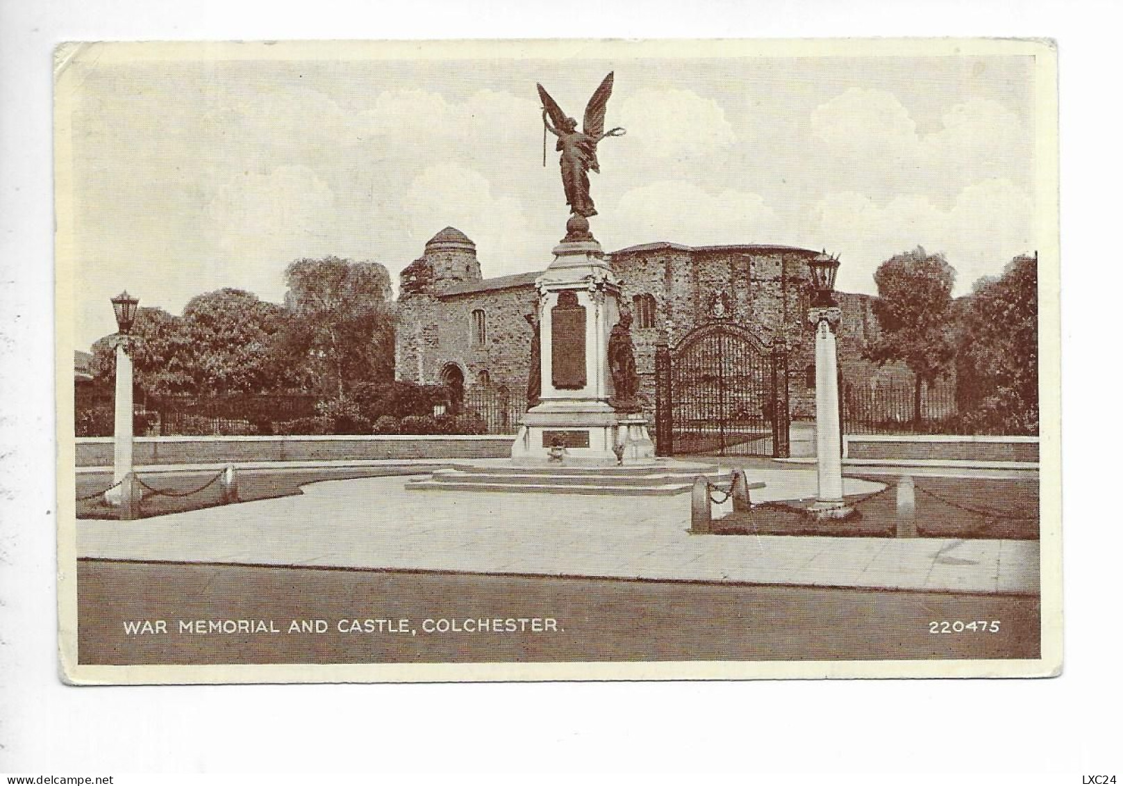 COLCHESTER. WAR MEMORIAL AND CASTLE. - Colchester