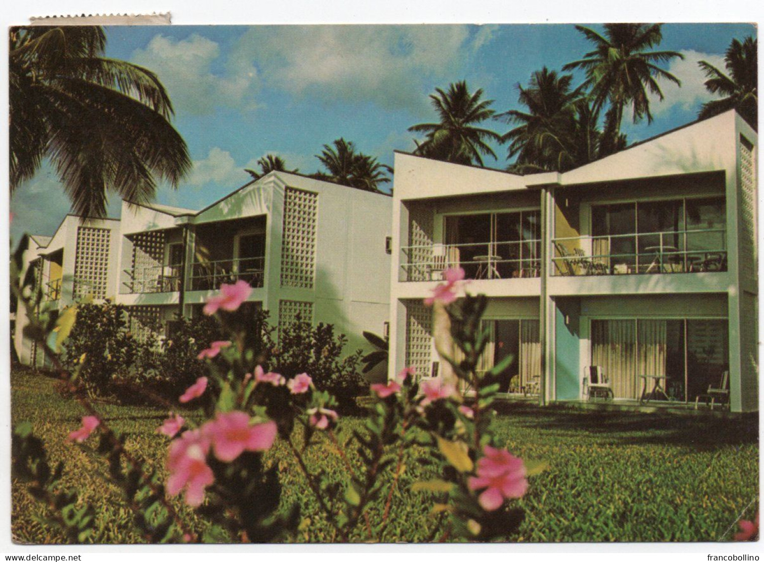 TRINIDAD & TOBAGO - WEST INDIES - PART OF TURTLE BEACH HOTEL ON TOBAGO / THEMATIC STAMP-FLOWER - Trinidad